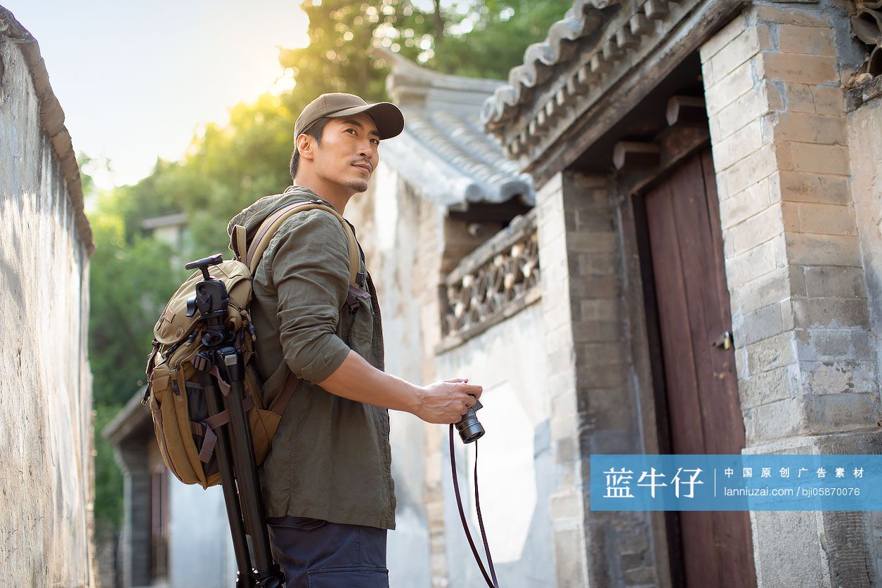 摄影师在村落里拍照