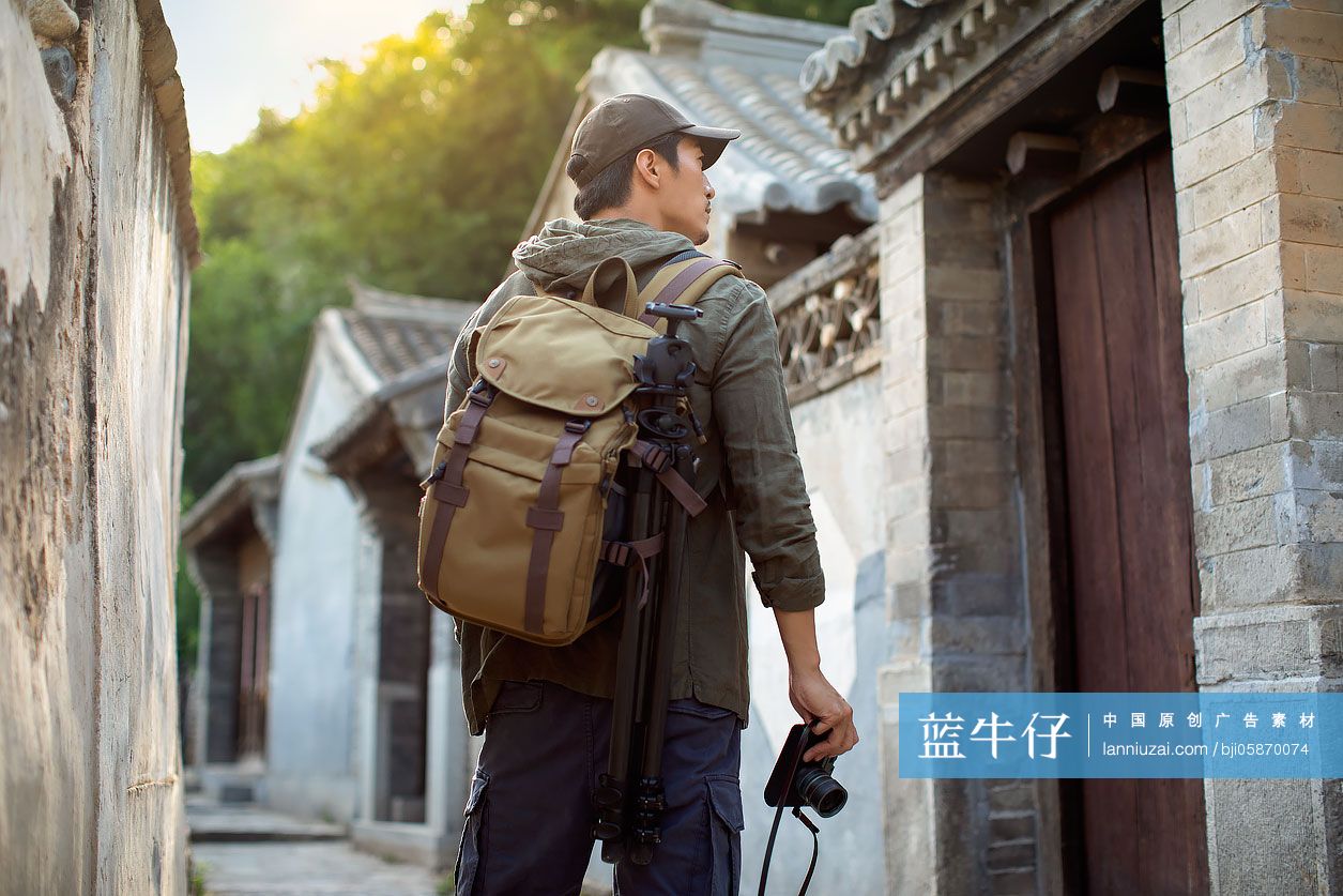 摄影师在村落里拍照