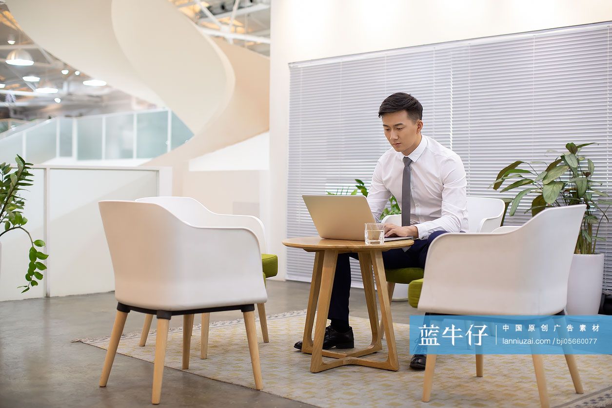 年轻商务男士在办公室工作