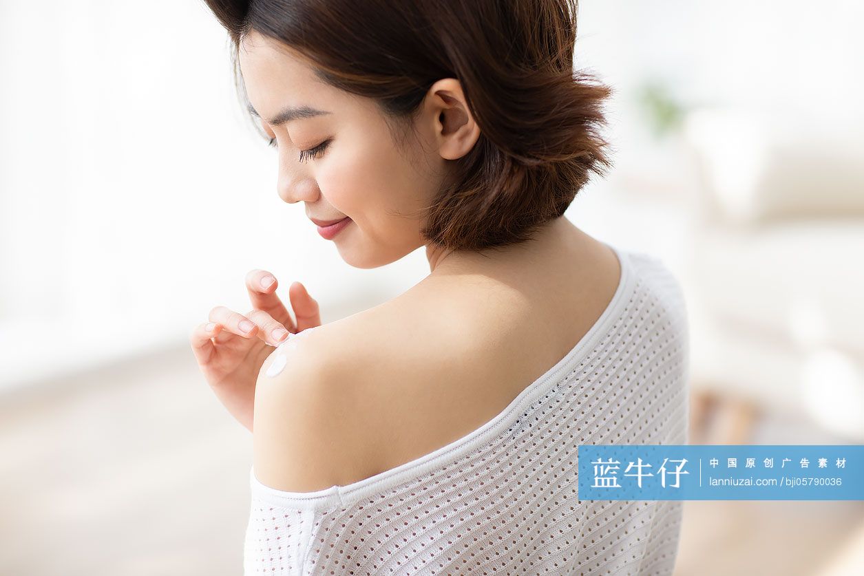 年轻女士在家护肤