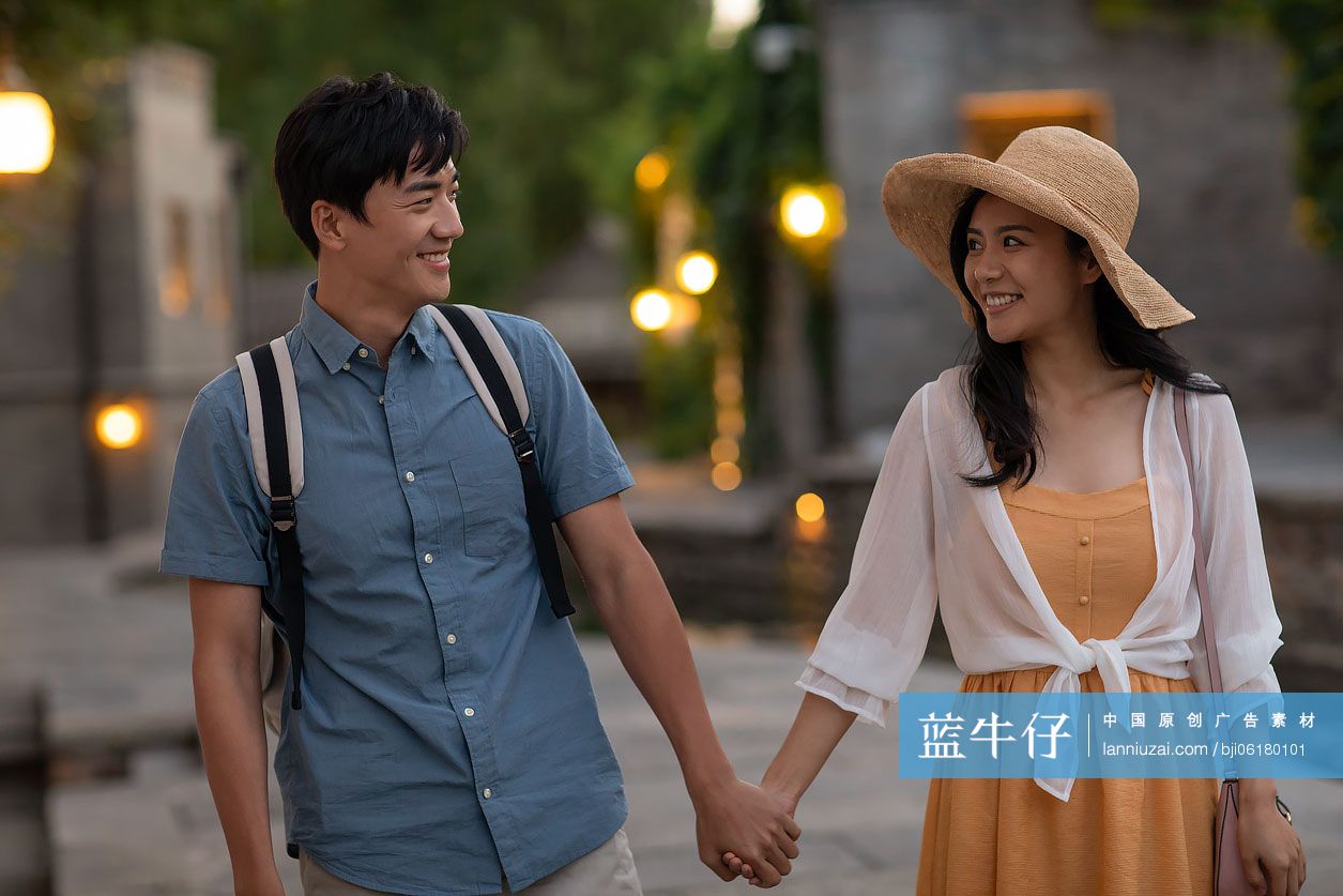 快乐年轻情侣旅游度假