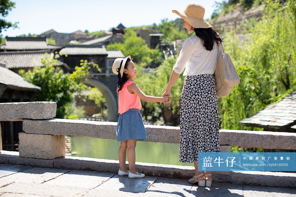 母女俩旅游度假