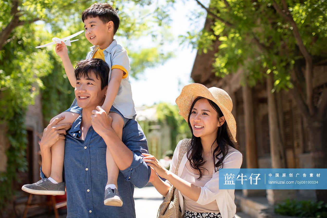 年轻家庭旅游度假