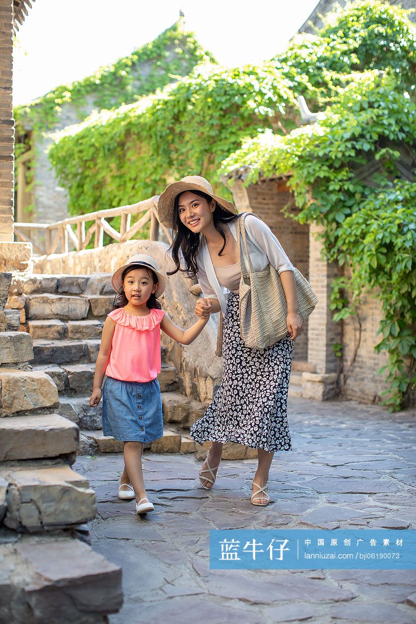 母女俩旅游度假