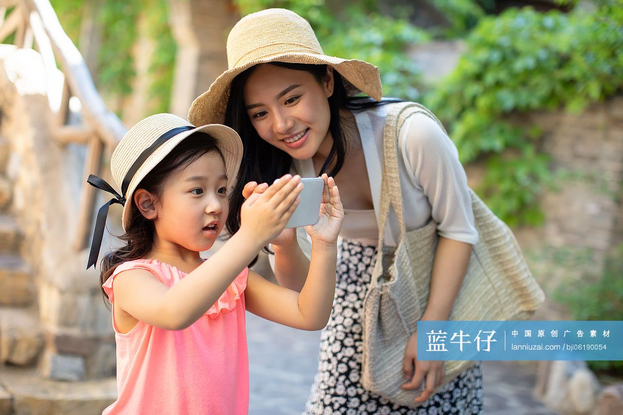 母女俩旅游度假