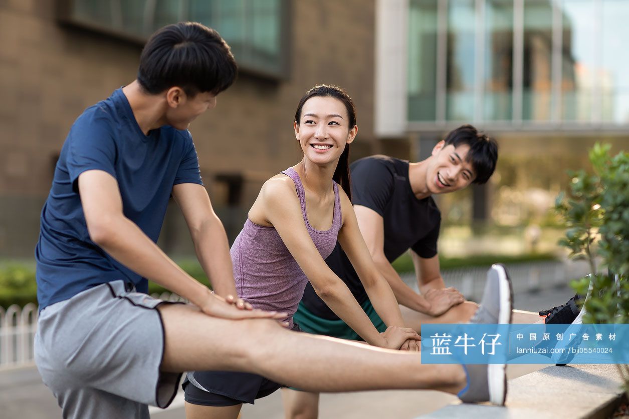 年轻人户外运动热身