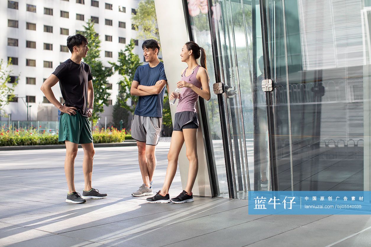 年轻人运动后休息