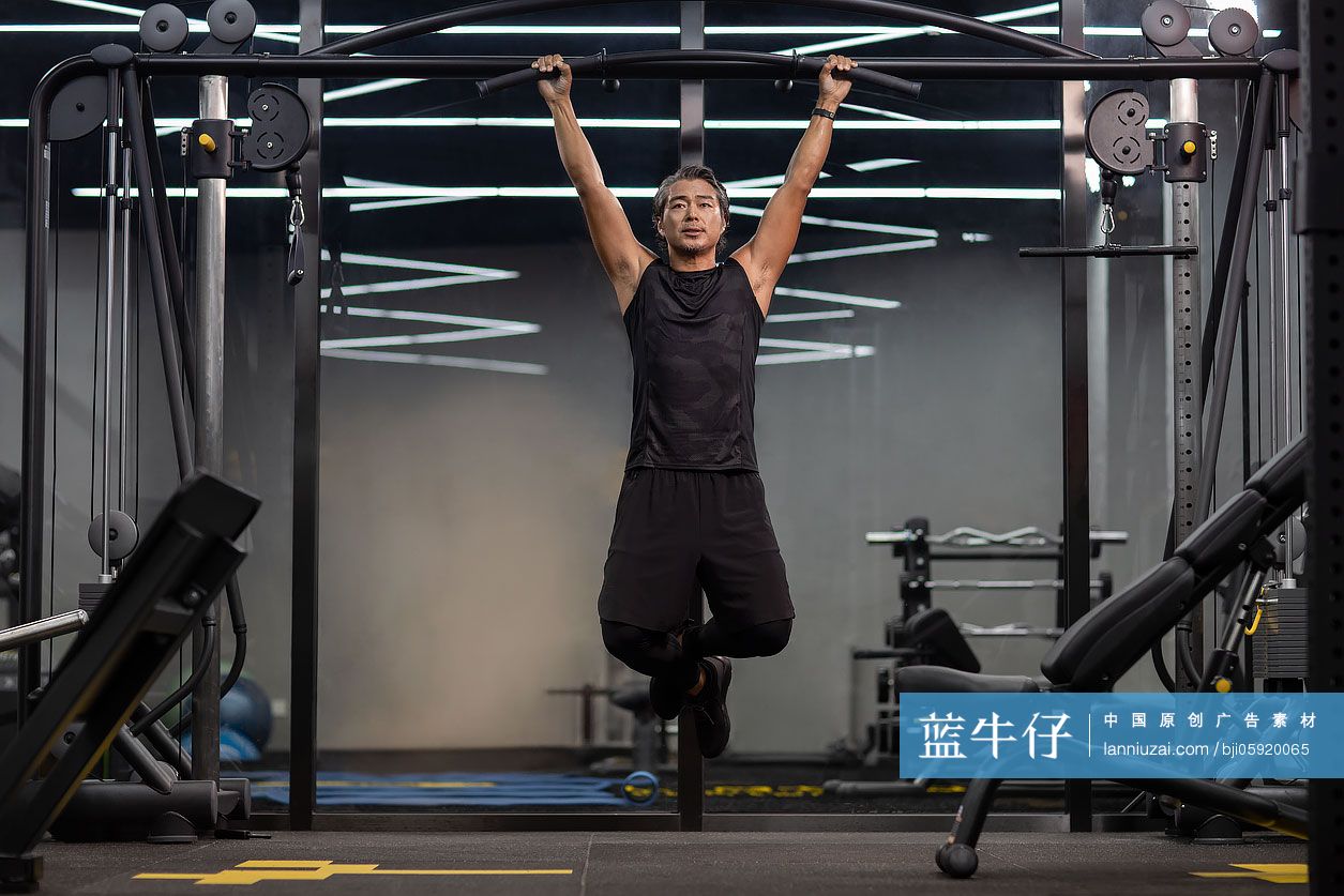 成熟男士在健身房健身