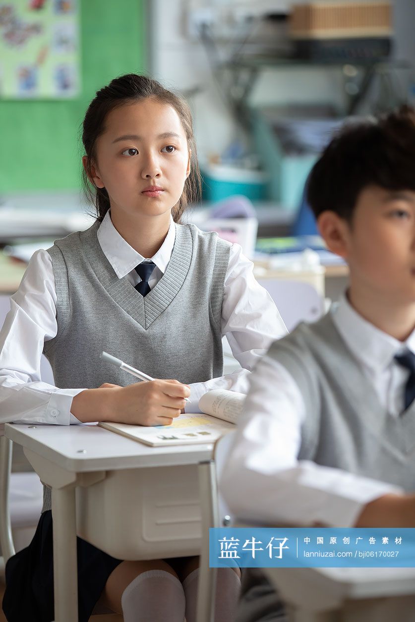 学生在教室学习