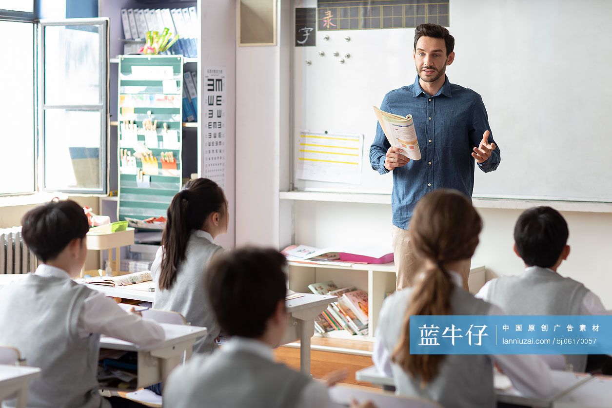 年轻的老师在上课