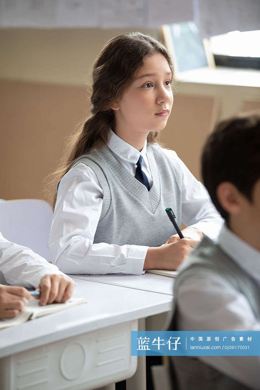 学生在教室学习