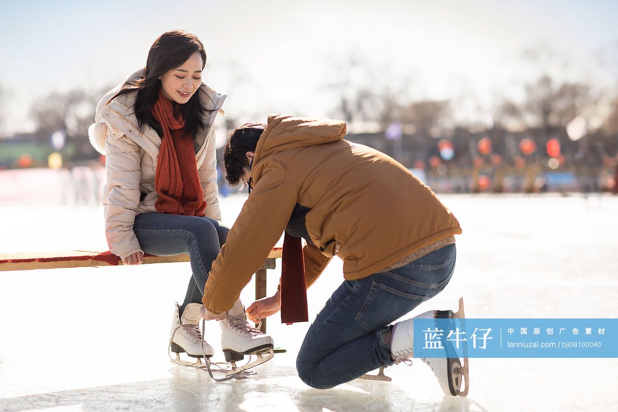 年轻情侣冬日滑冰