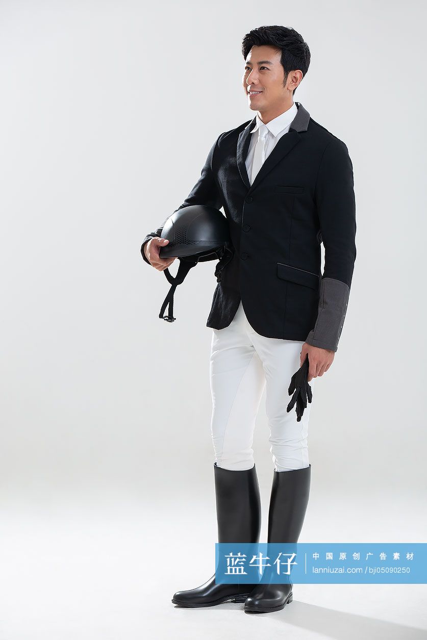 年轻男士身穿马术服
