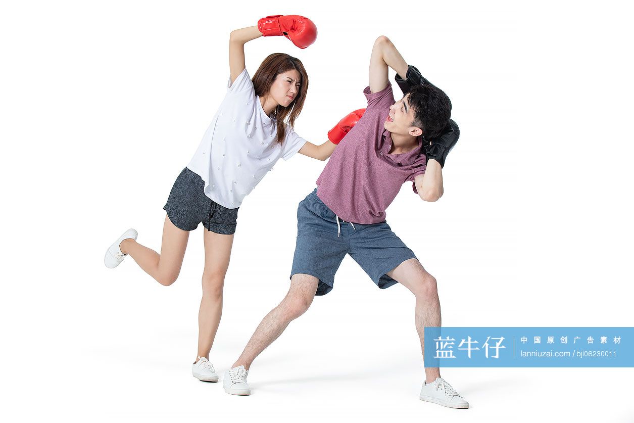 年轻情侣练拳击