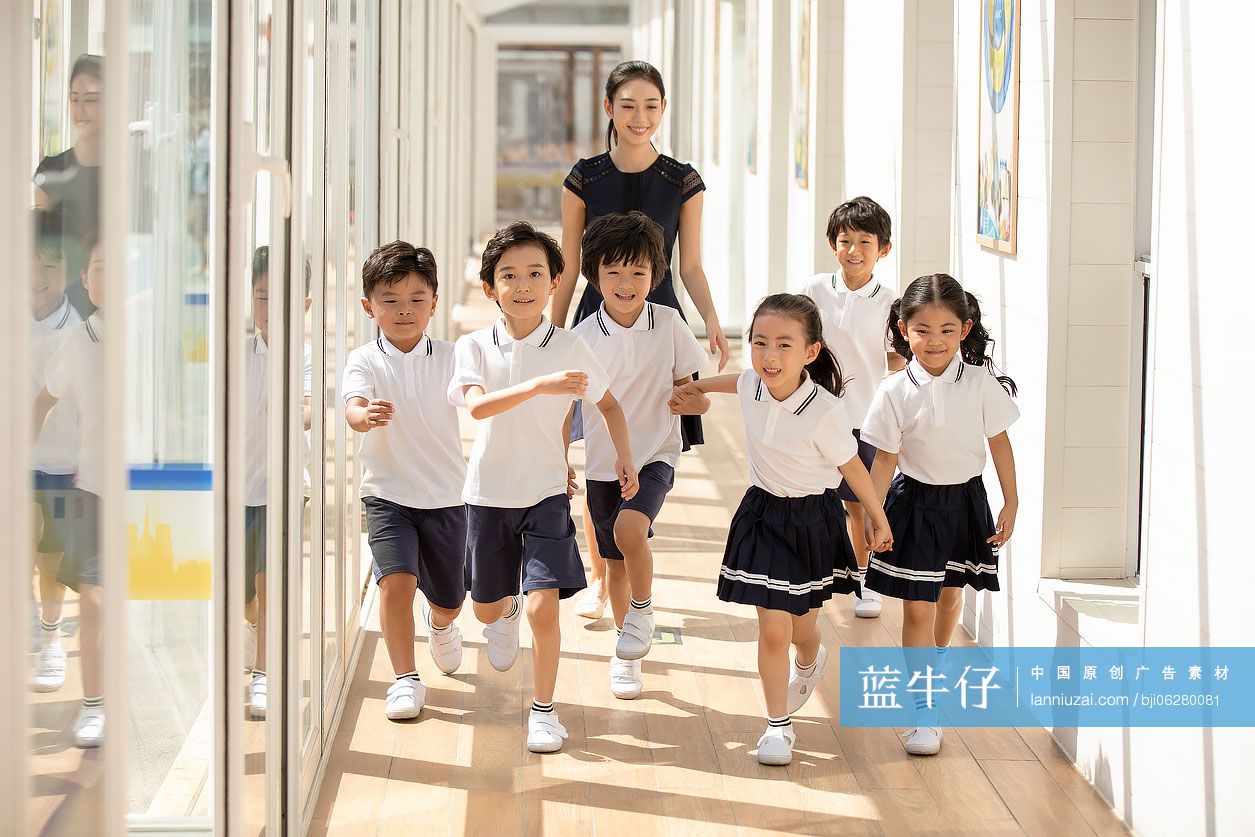 幼儿园老师和孩子在学校走廊里
