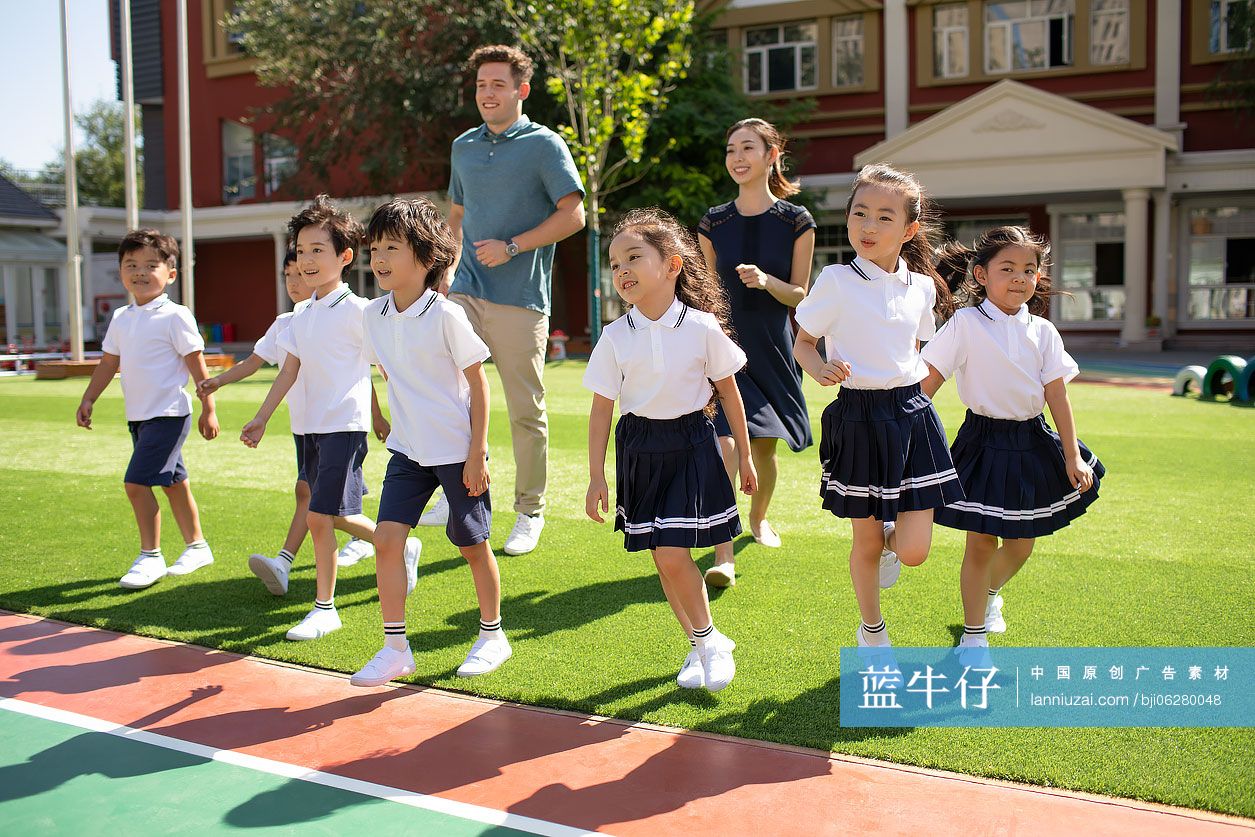 老师和孩子在操场玩耍