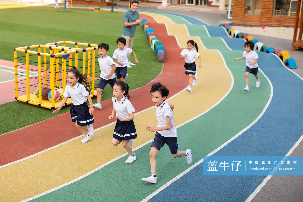 孩子们在跑道上奔跑