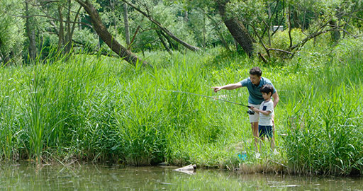 父子俩在户外钓鱼