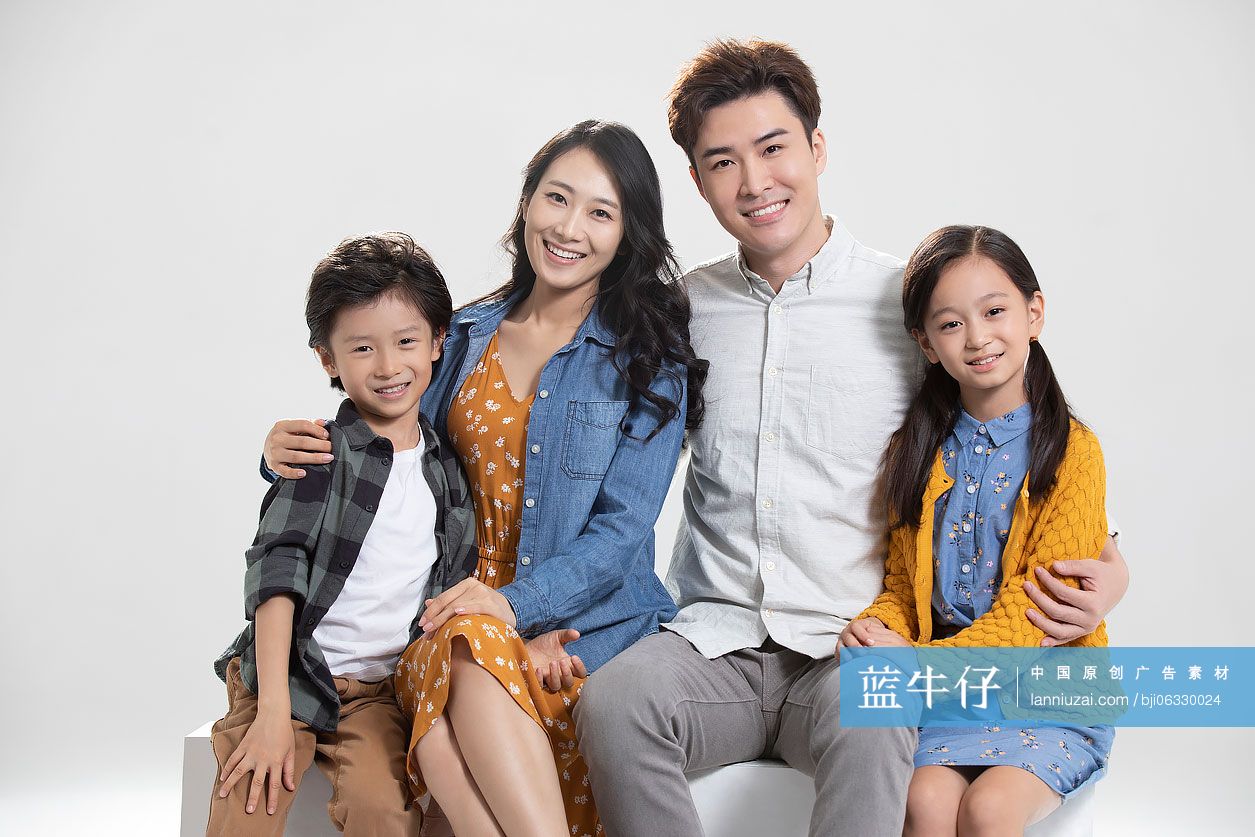 快乐的年轻家庭