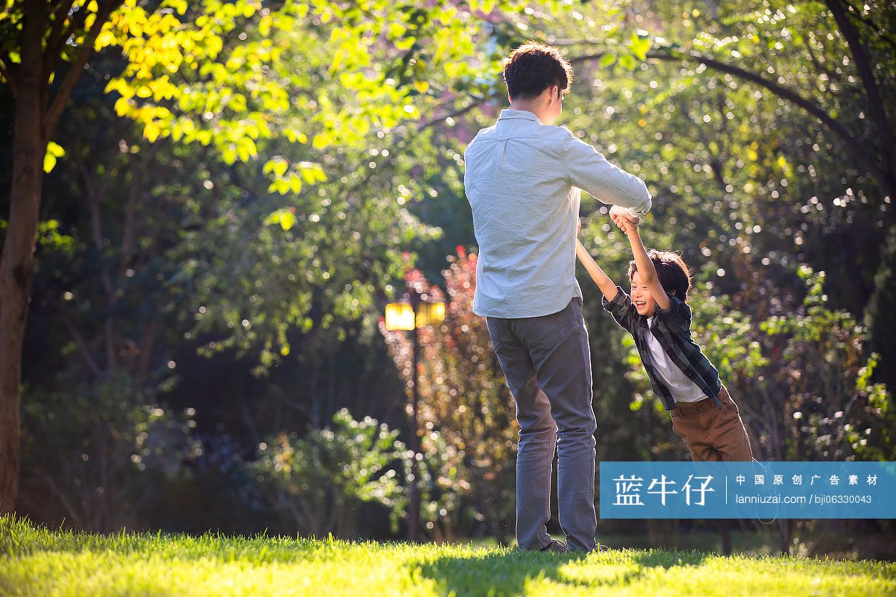 快乐父子俩在公园玩耍