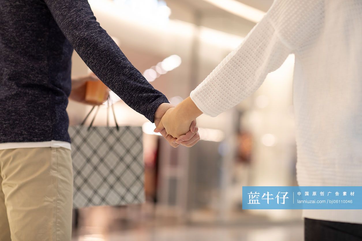 快乐的年轻情侣在商场购物