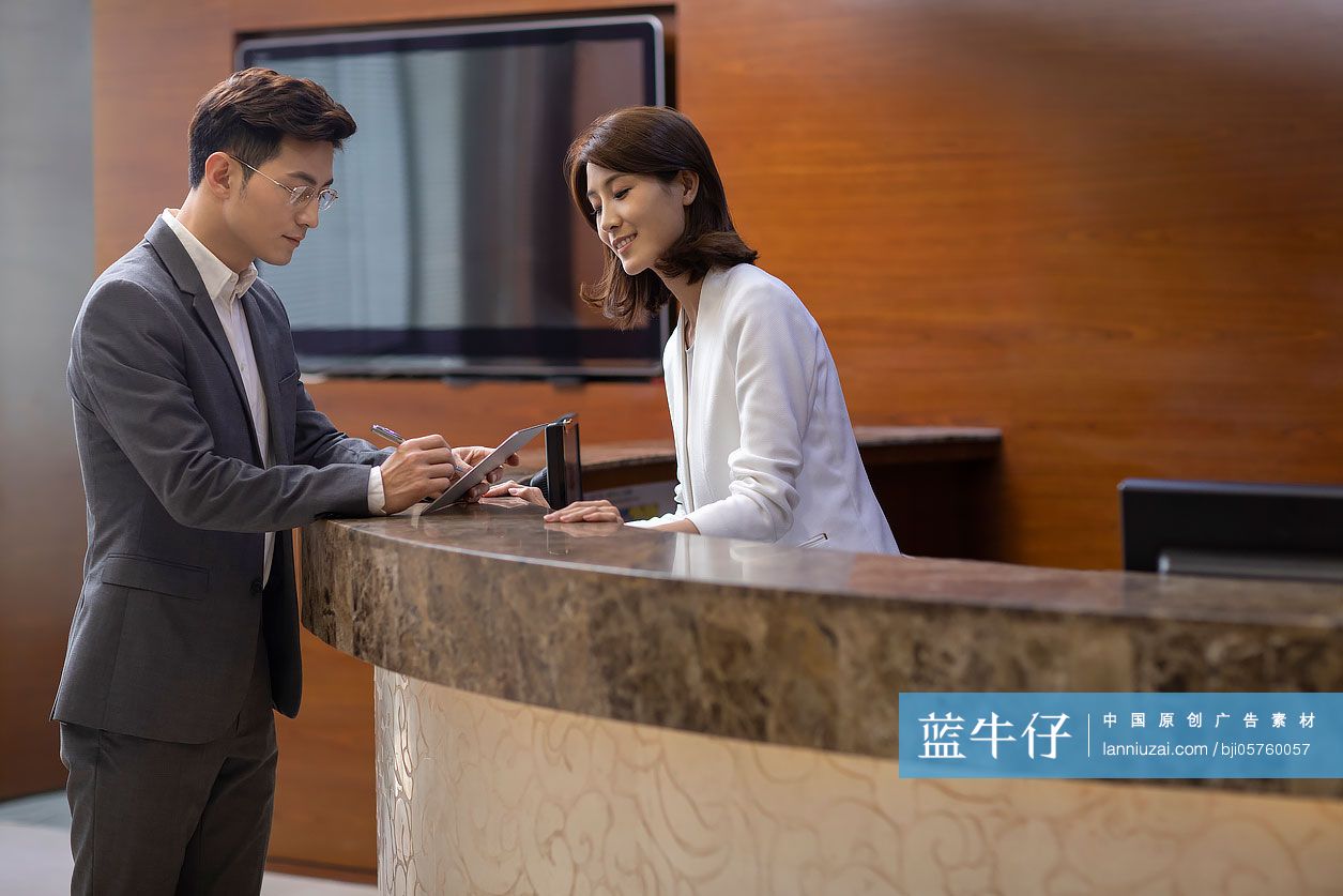 商务男士在酒店前台办理入住手续