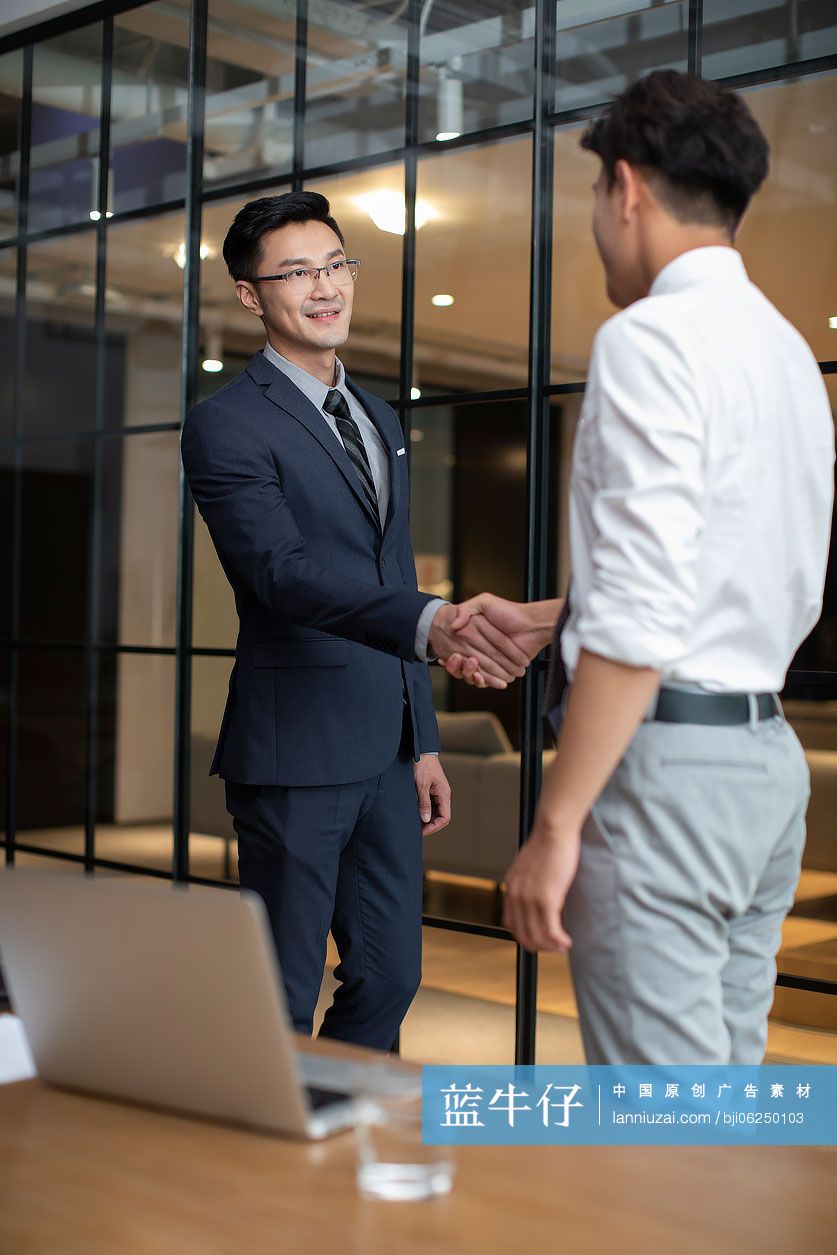 成功商务男士在办公室握手