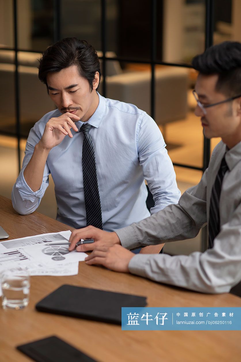 成功商务男士在办公室分析报告