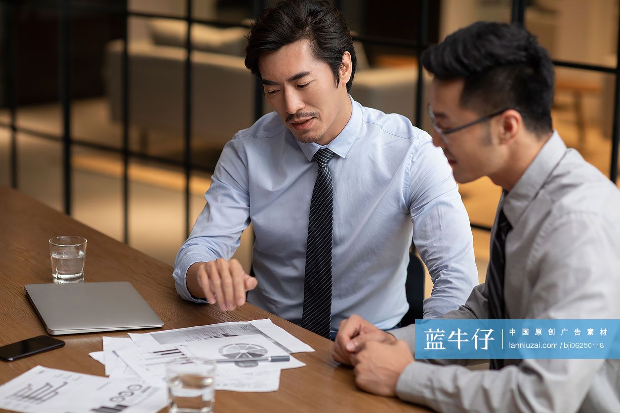 成功商务男士在办公室分析报告