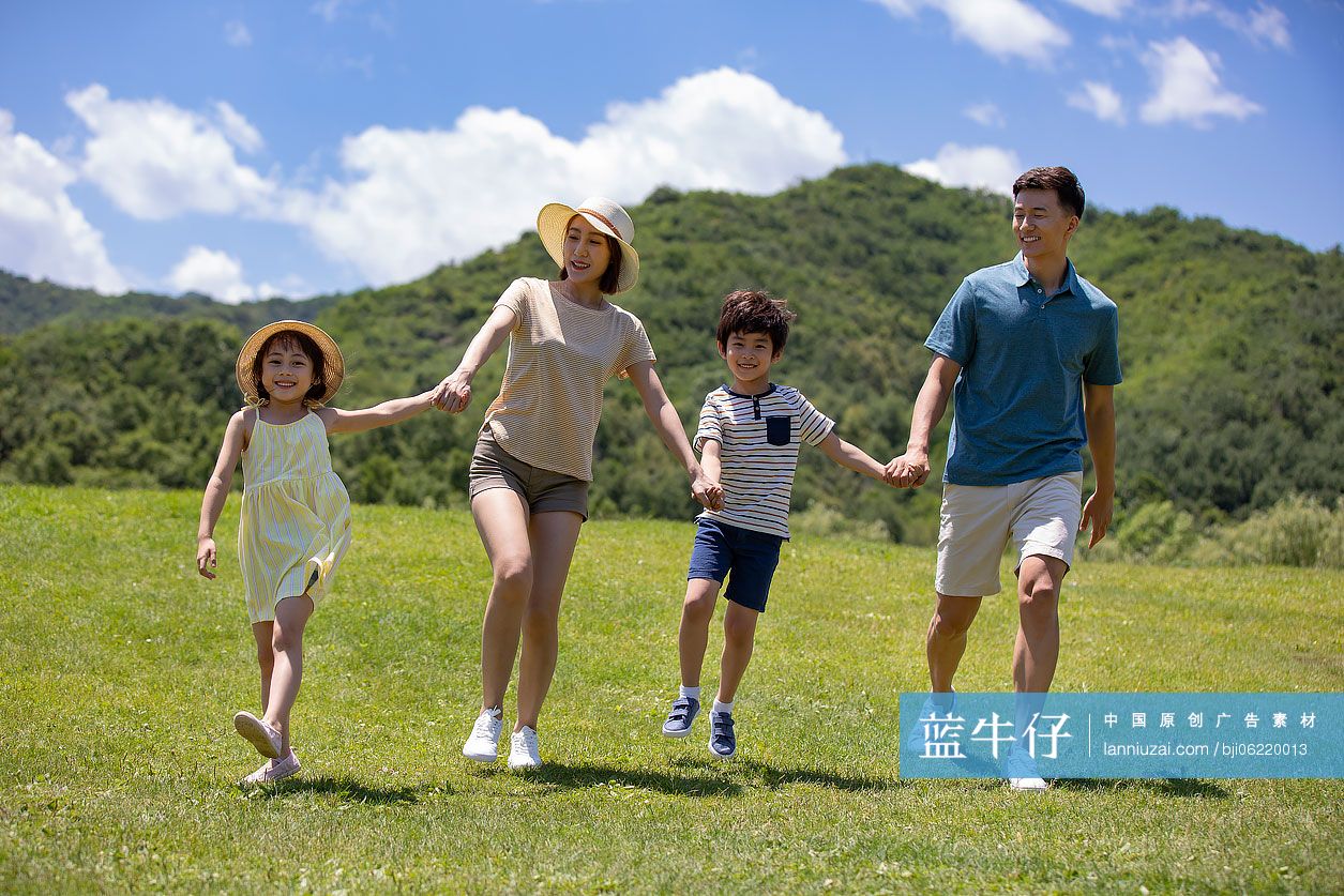 快乐的年轻家庭户外玩耍