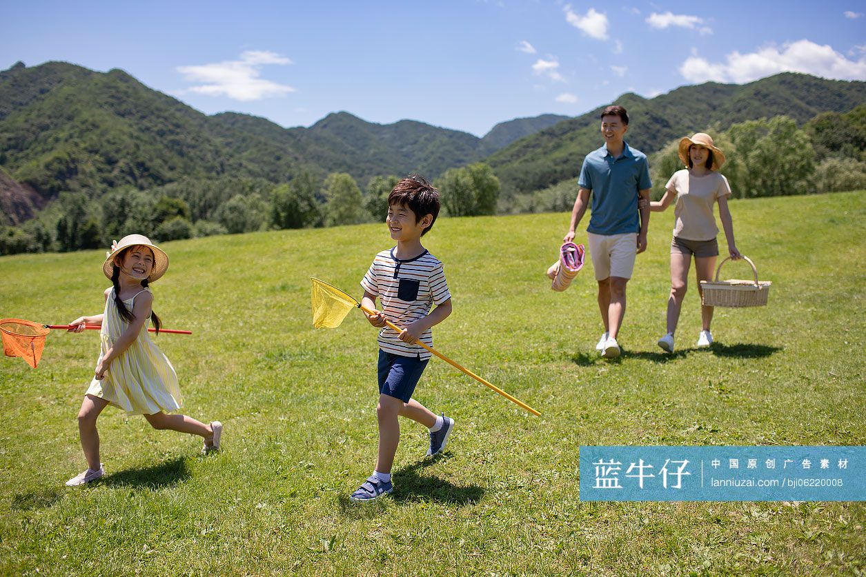 快乐的年轻家庭户外郊游