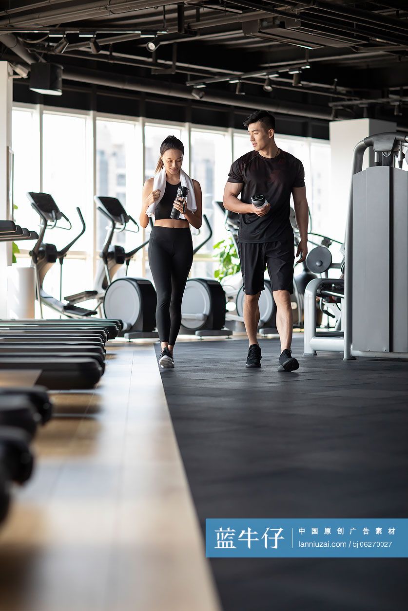 年轻人在健身房健身后休息