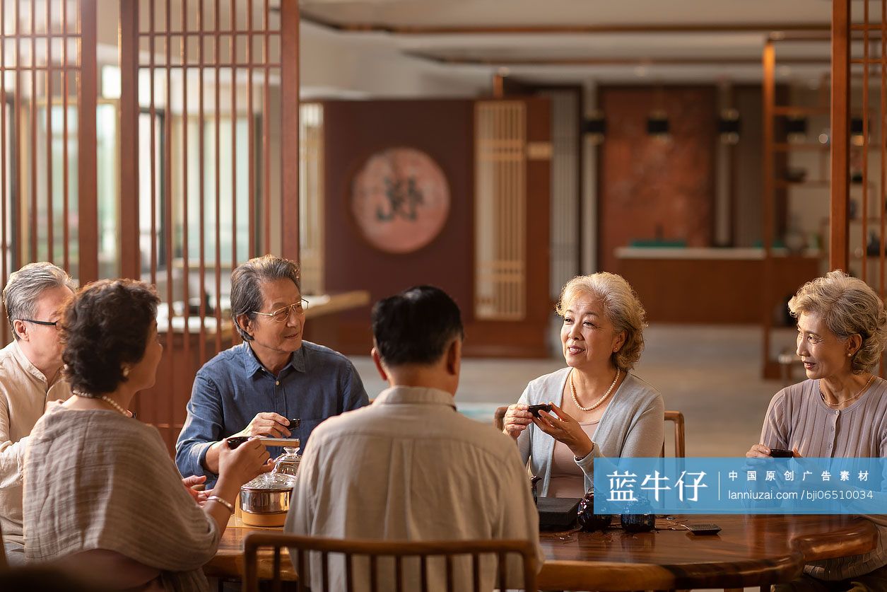 老人们聚在茶馆喝茶聊天