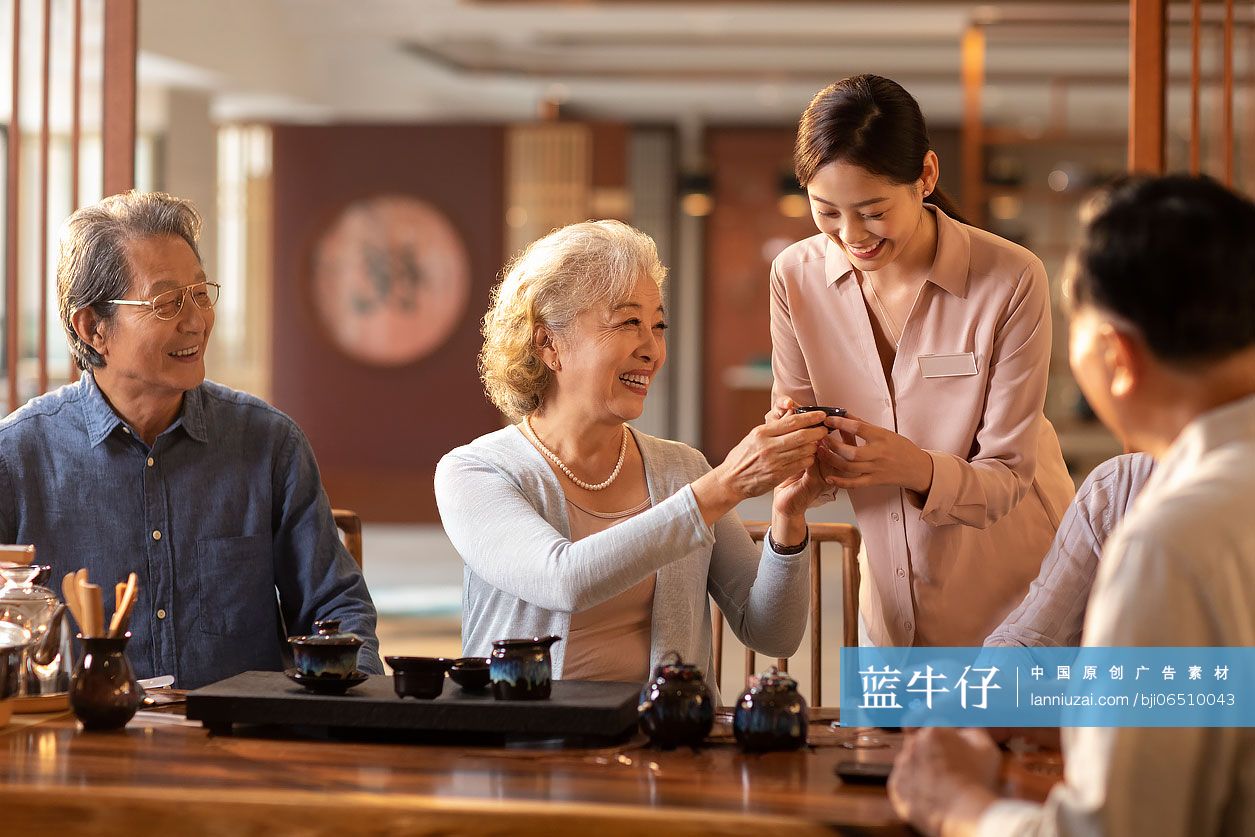 老人们聚在一起喝茶聊天