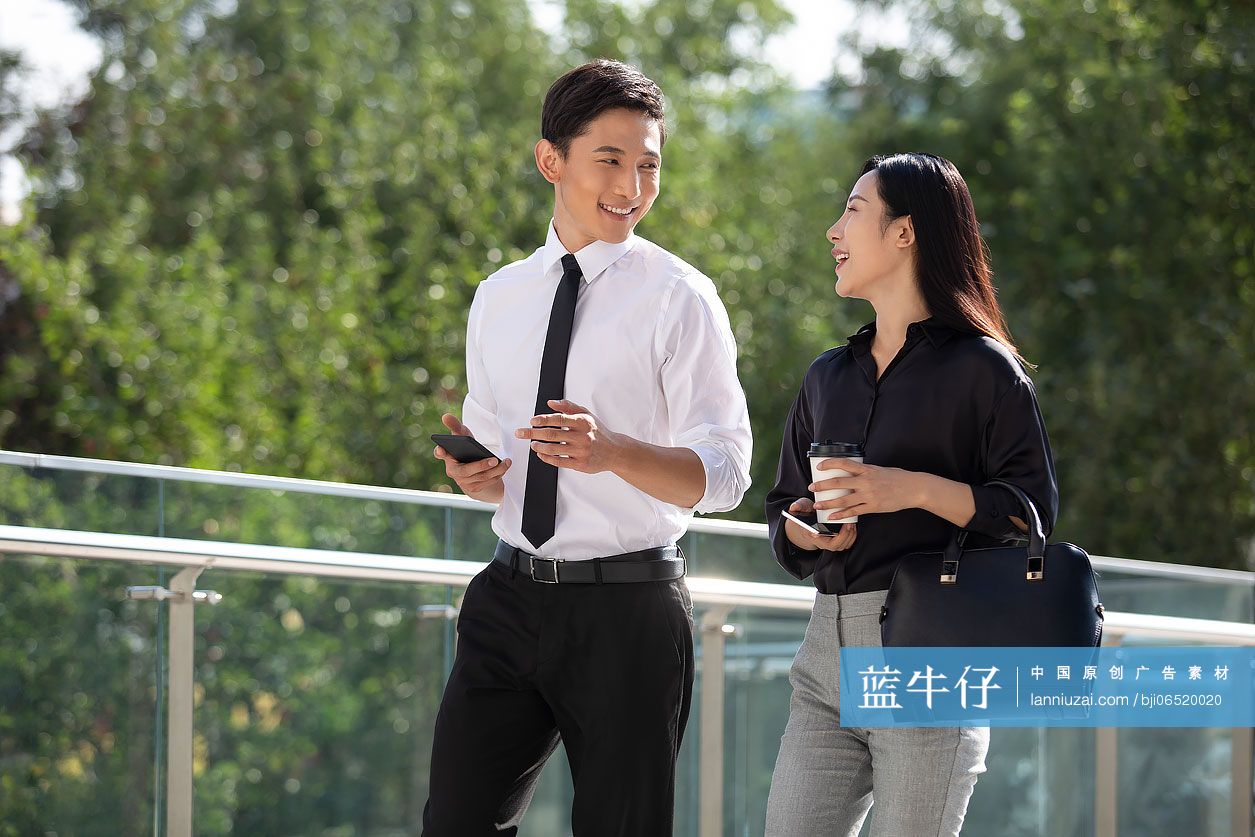 自信的年轻商务人士