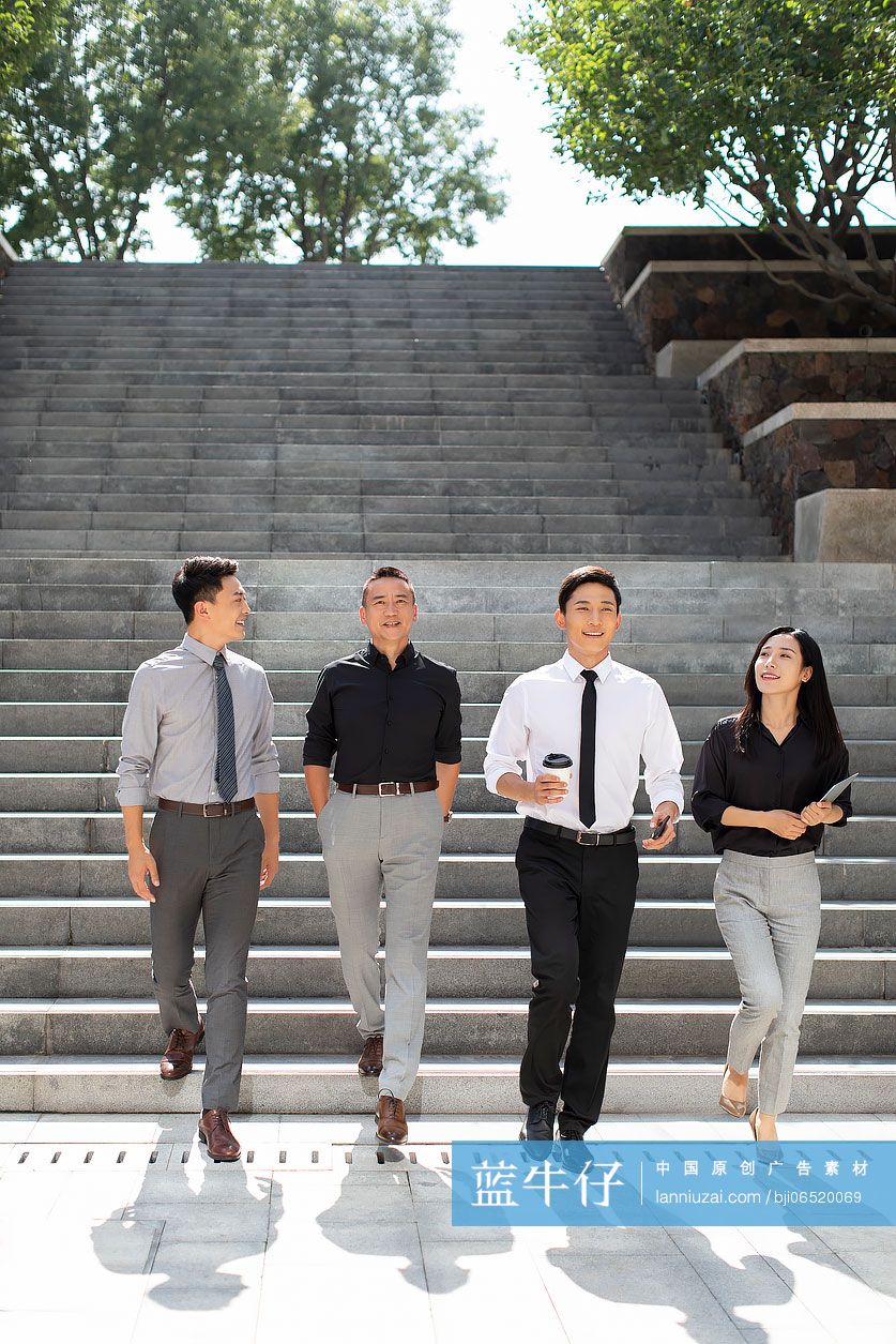 商务人士沿着台阶向下走