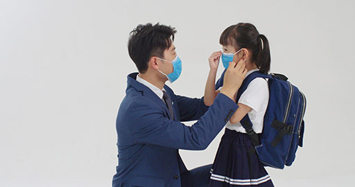 Young Chinese father and daughter wearing surgical masks,4K