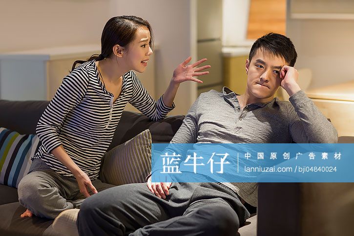 年轻情侣在客厅沙发上争吵