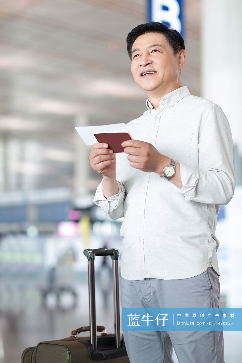 成熟中年男人在机场候机