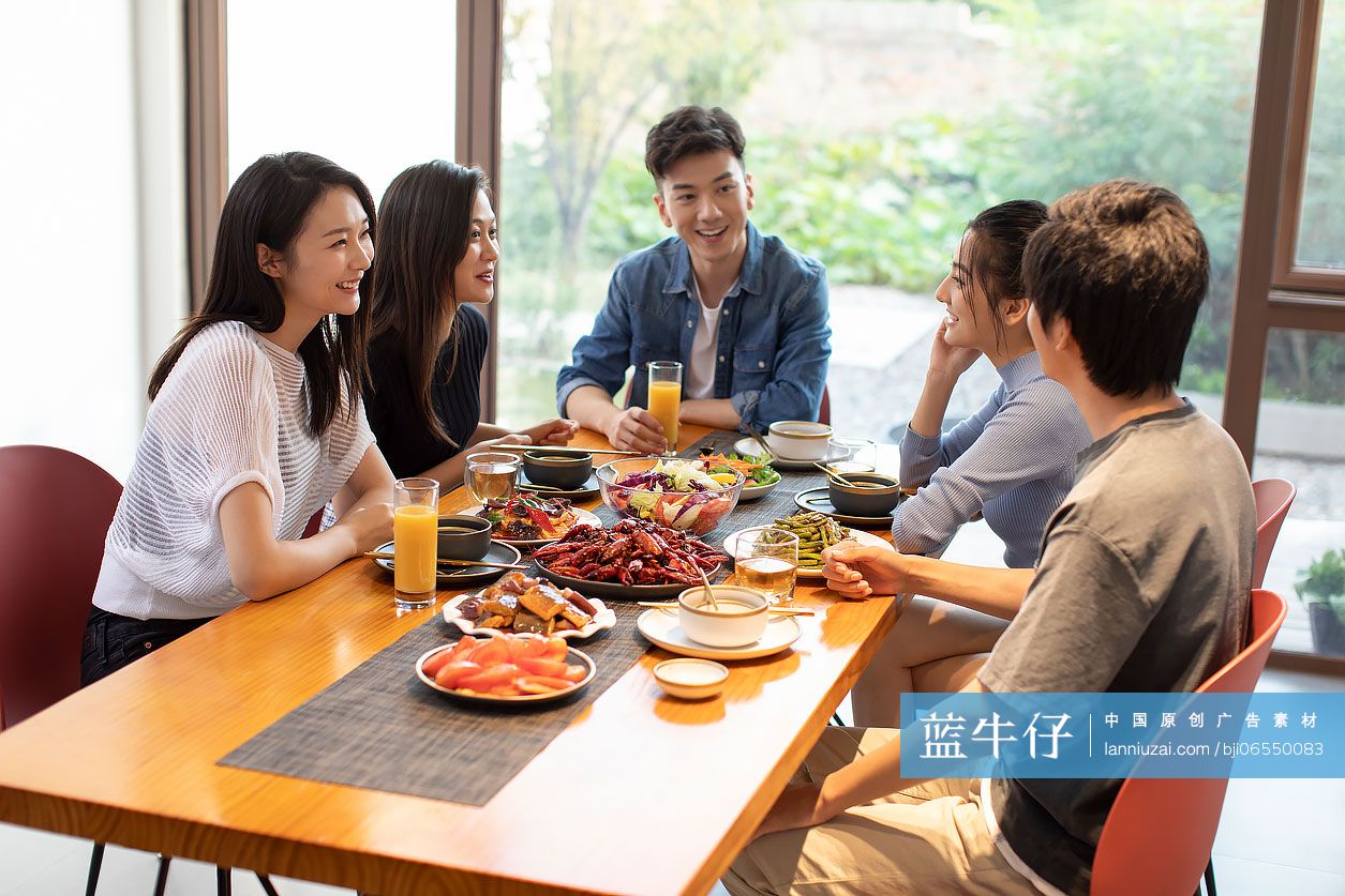 年轻朋友在家聚餐