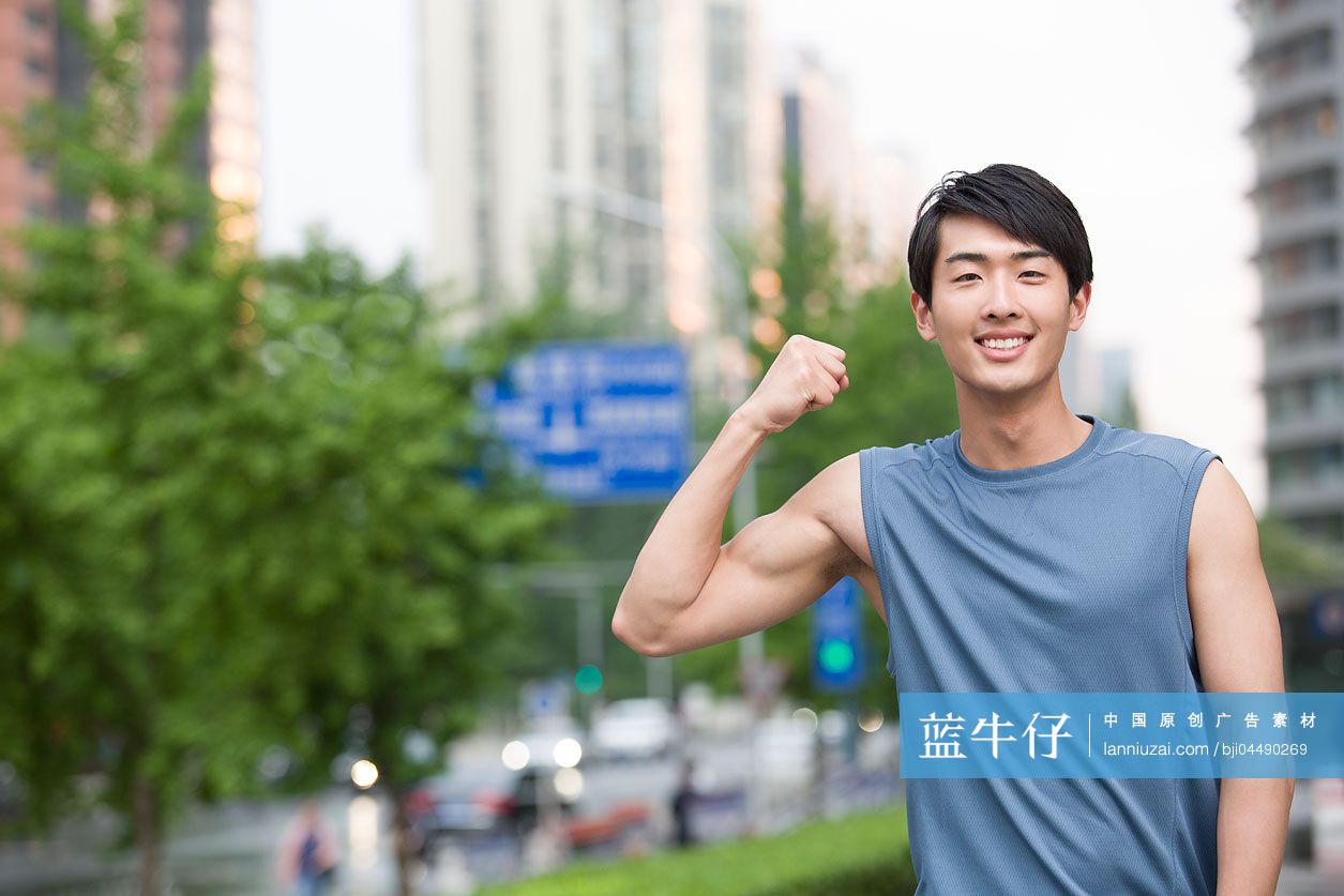 年轻男子在户外健身