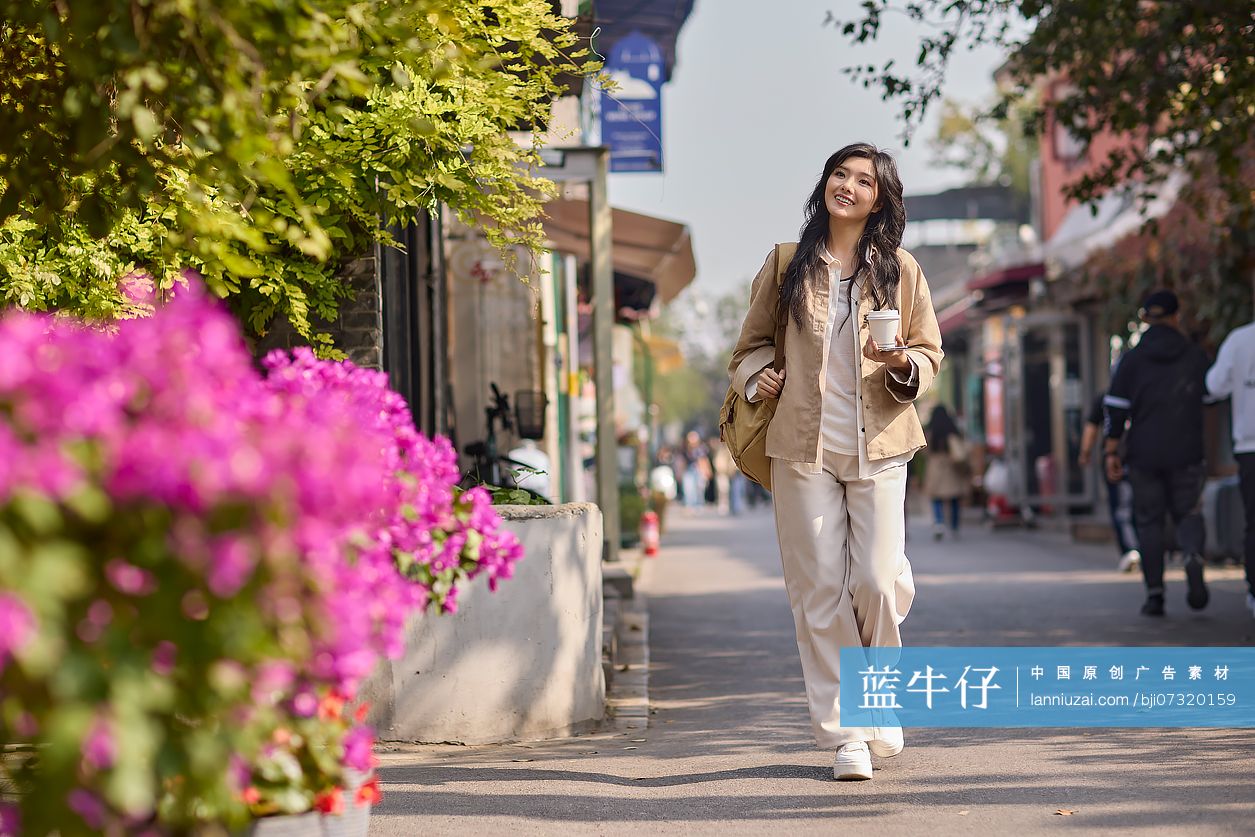快乐的年轻女性在北京旅游