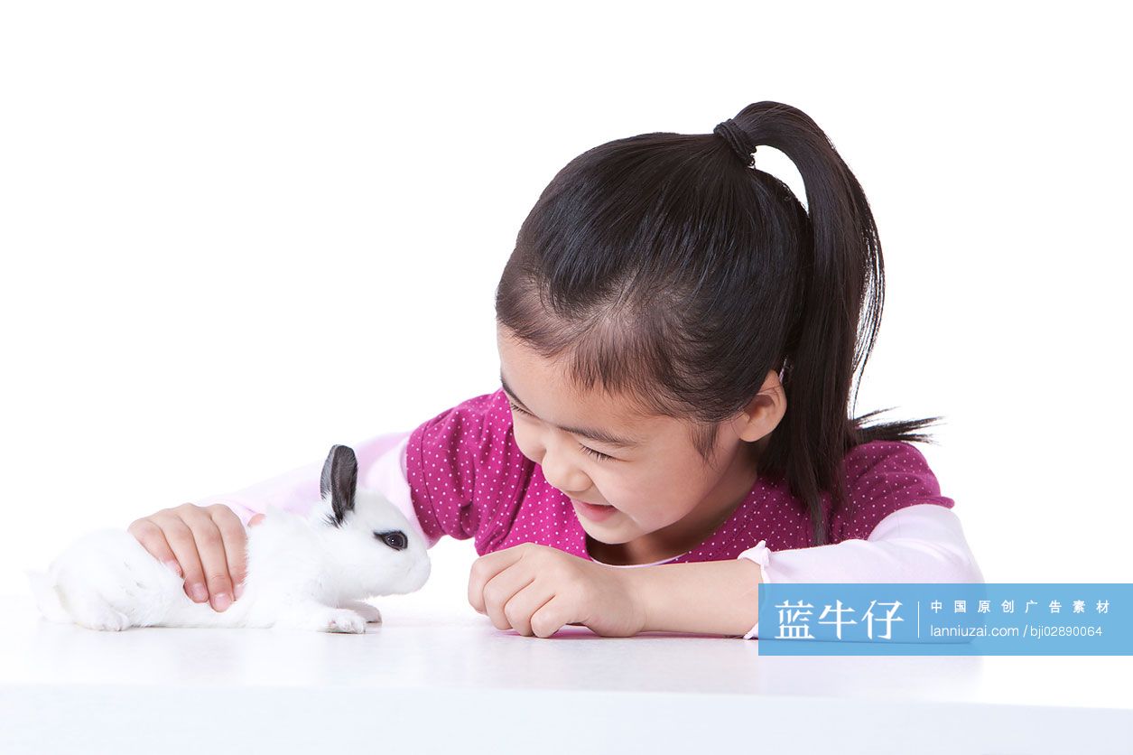 小女孩和小兔子
