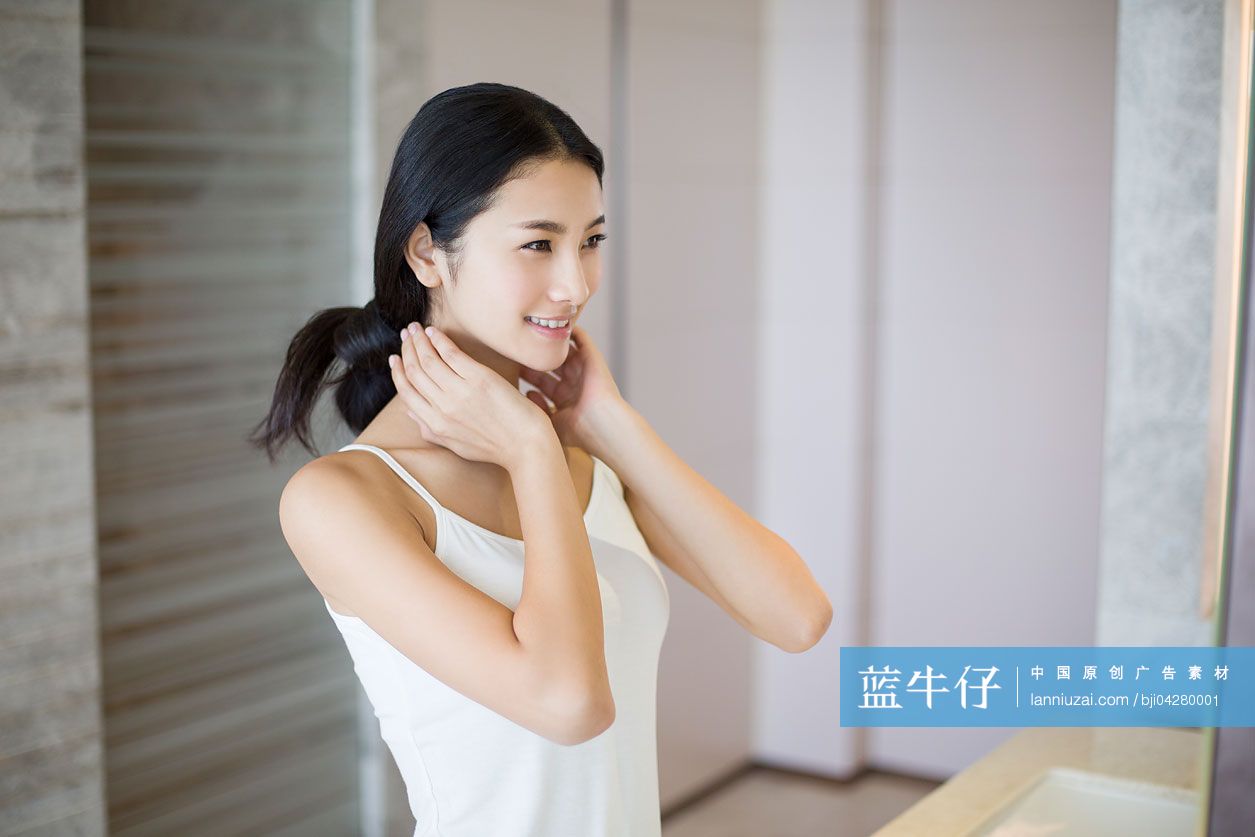 年轻美女擦护肤品