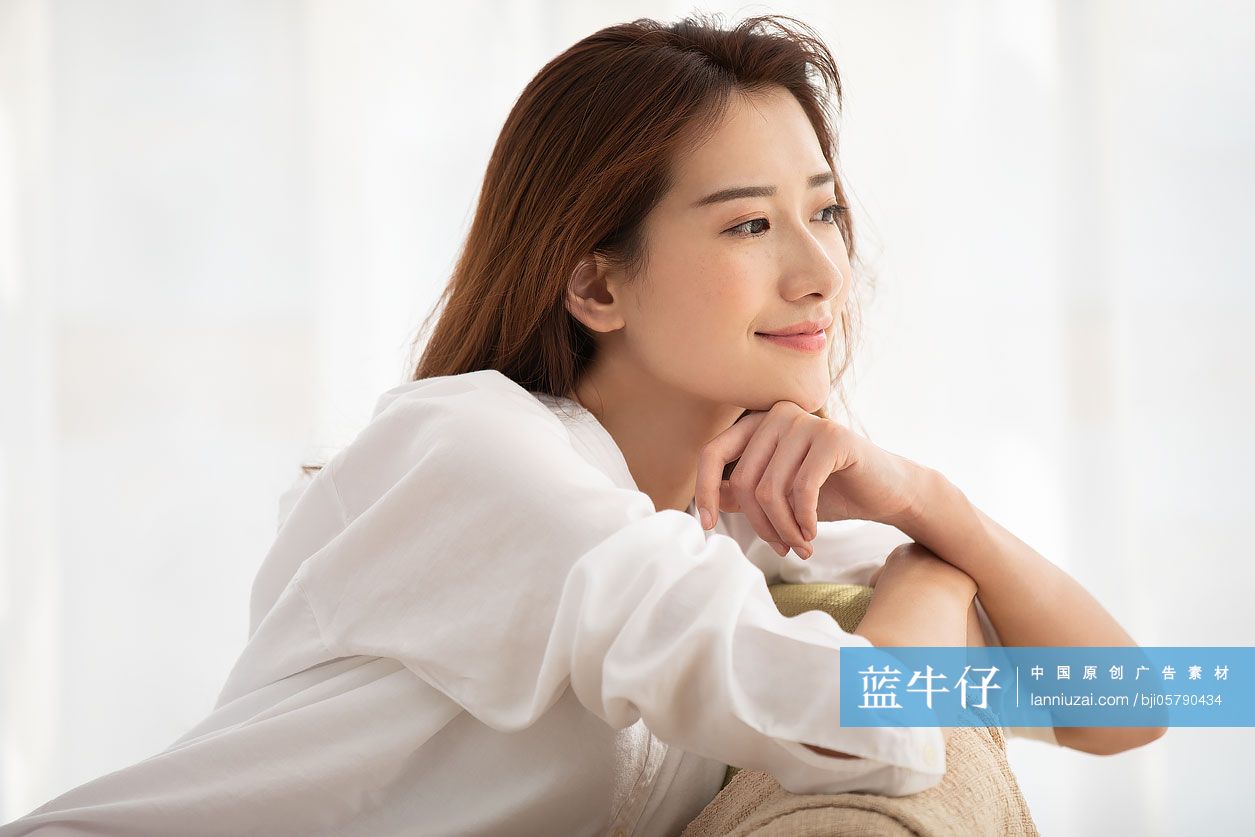 年轻女士在家休息