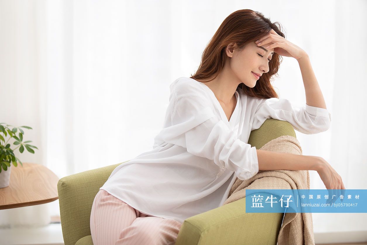 年轻女士在家休息