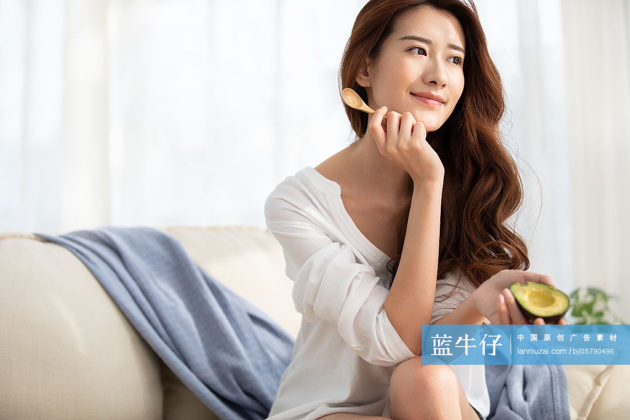年轻女士在家护肤
