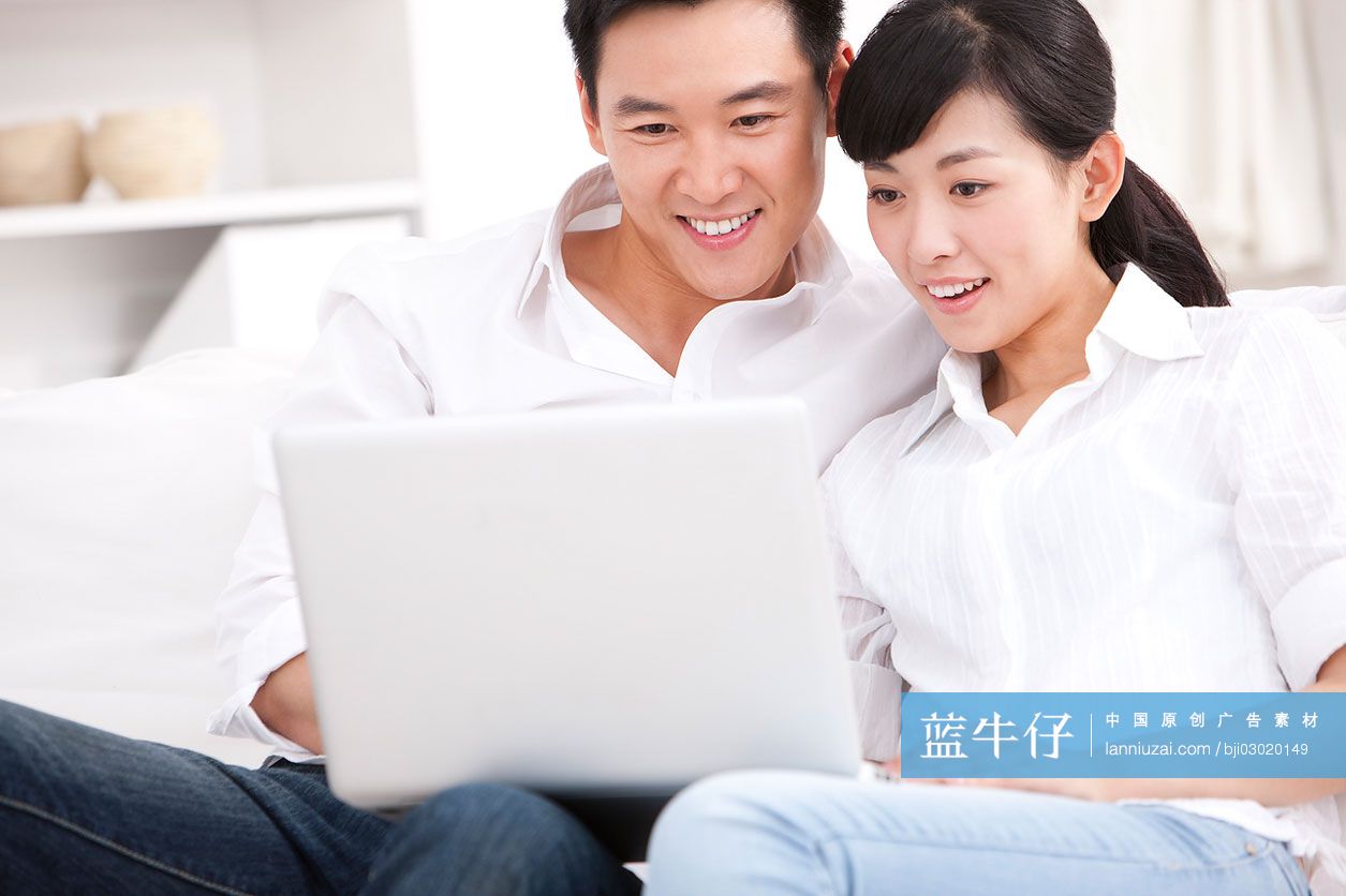 青年夫妇用笔记本电脑-蓝牛仔影像-中国原创广告影像素材