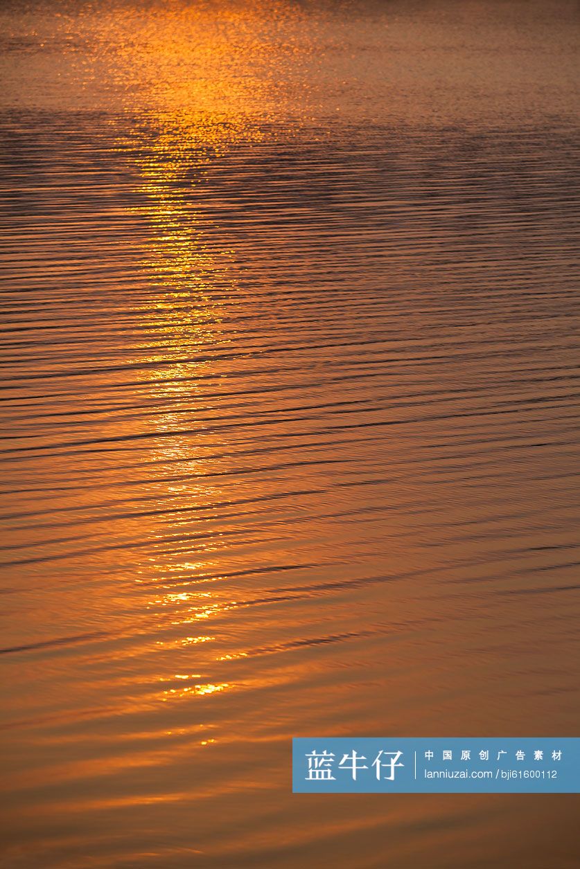 湖中的太阳倒影
