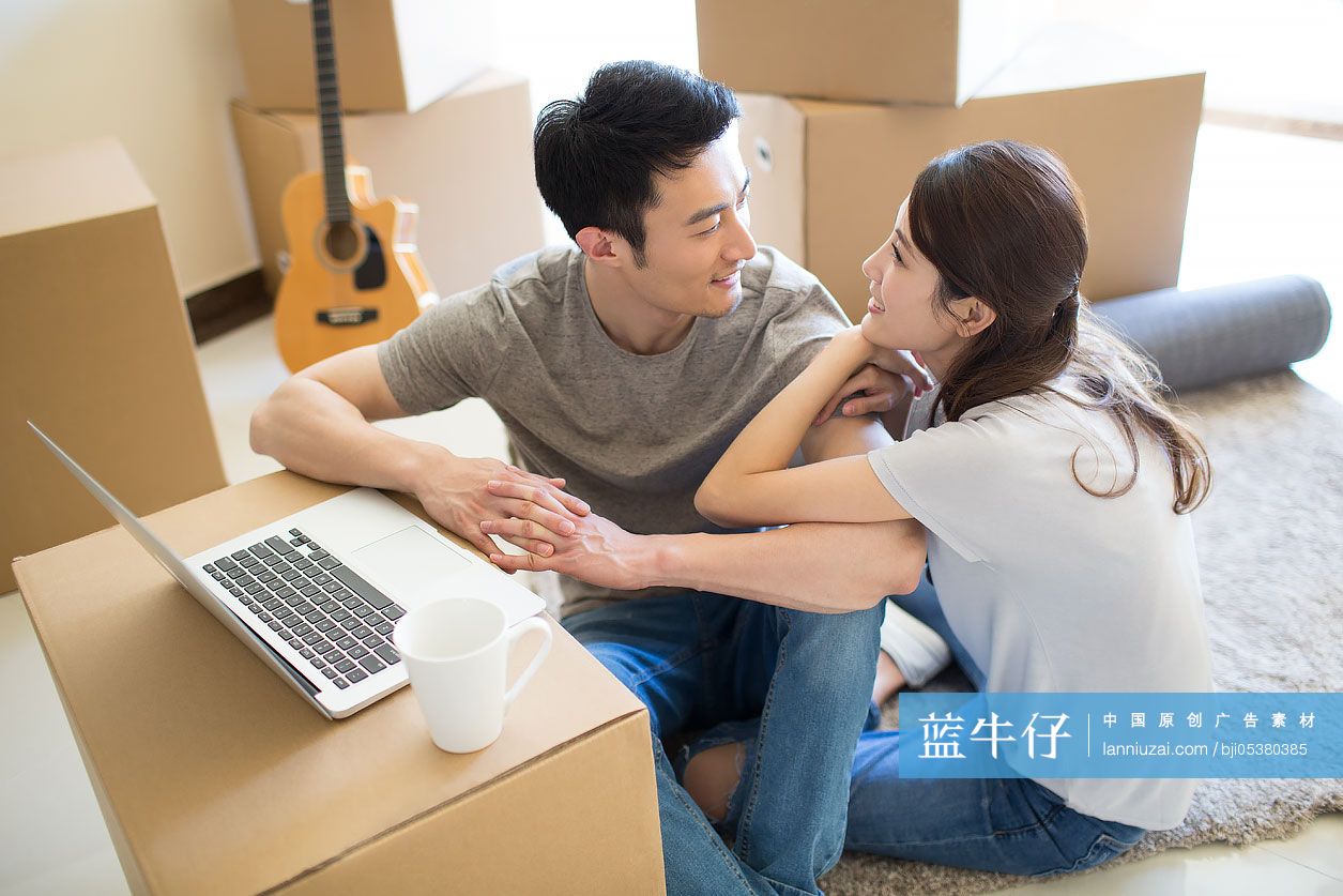 年轻夫妇搬入新家-蓝牛仔影像-中国原创广告影像素材